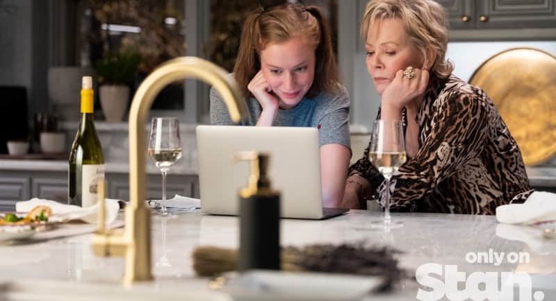 Stan - Hannah Einbinder and Jean Smart in Hacks