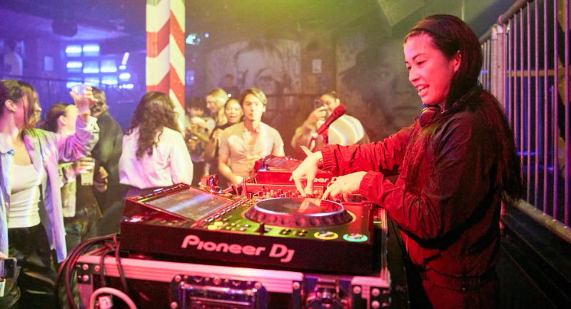 Quianna Baterna DJing