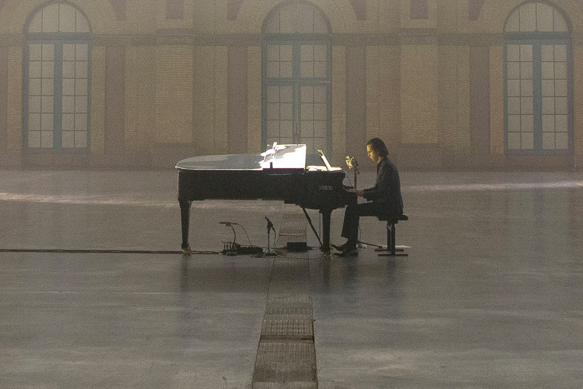 Image of Nick Cave performing 'Idiot Prayer'