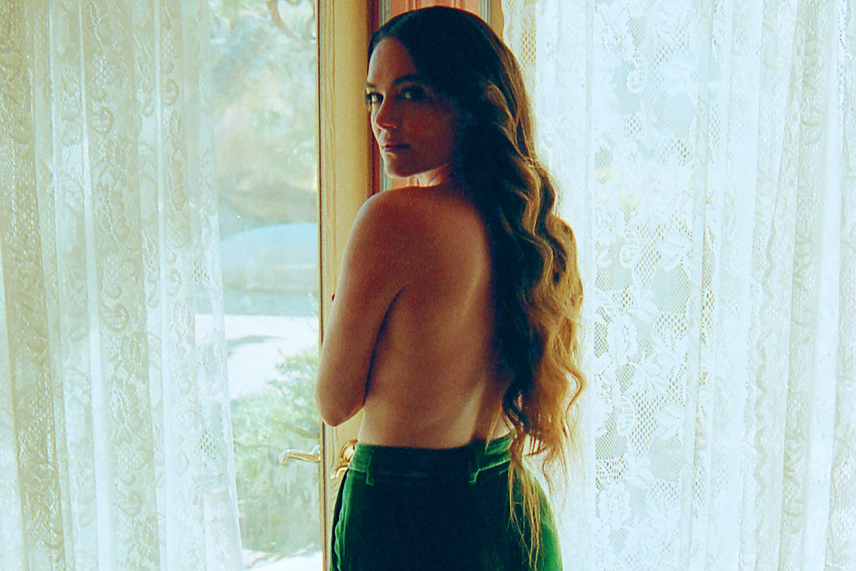 Press image of Julia Stone
