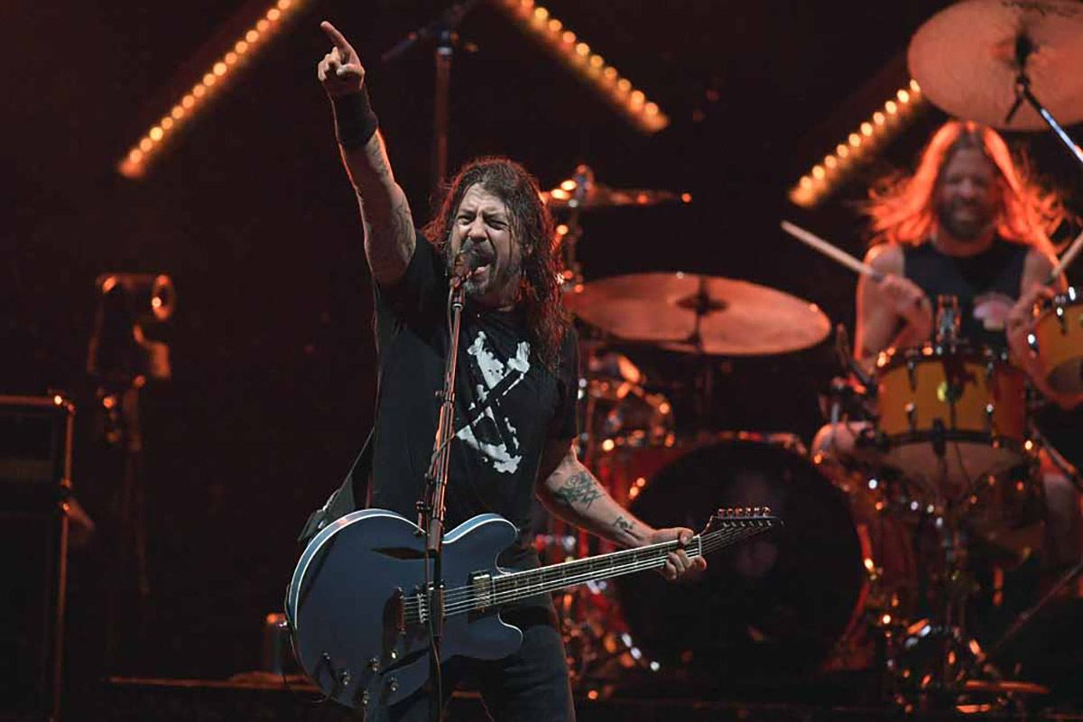 Image of the Foo Fighters in Geelong