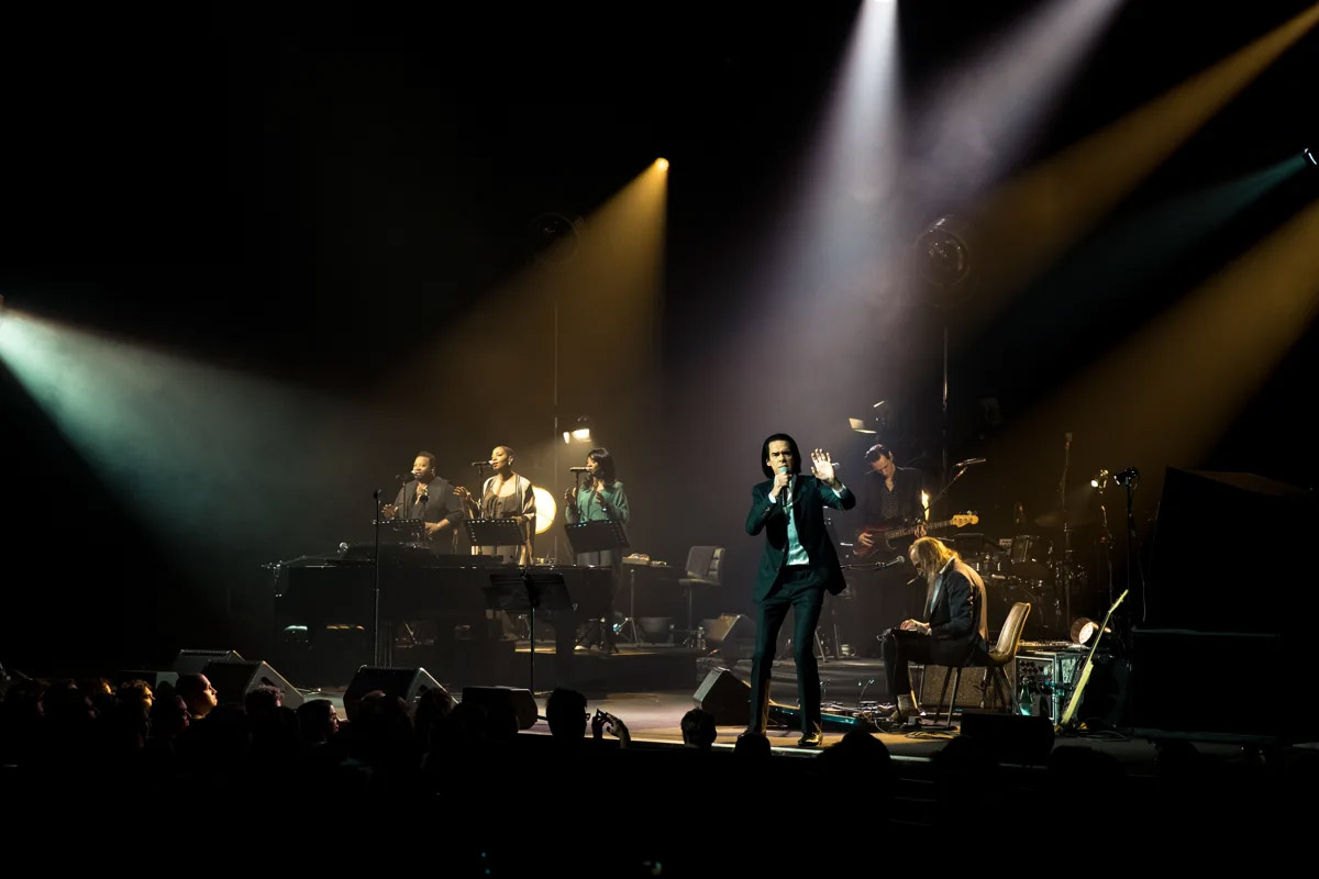 Image of Nick Cave and Warren Ellis performing live