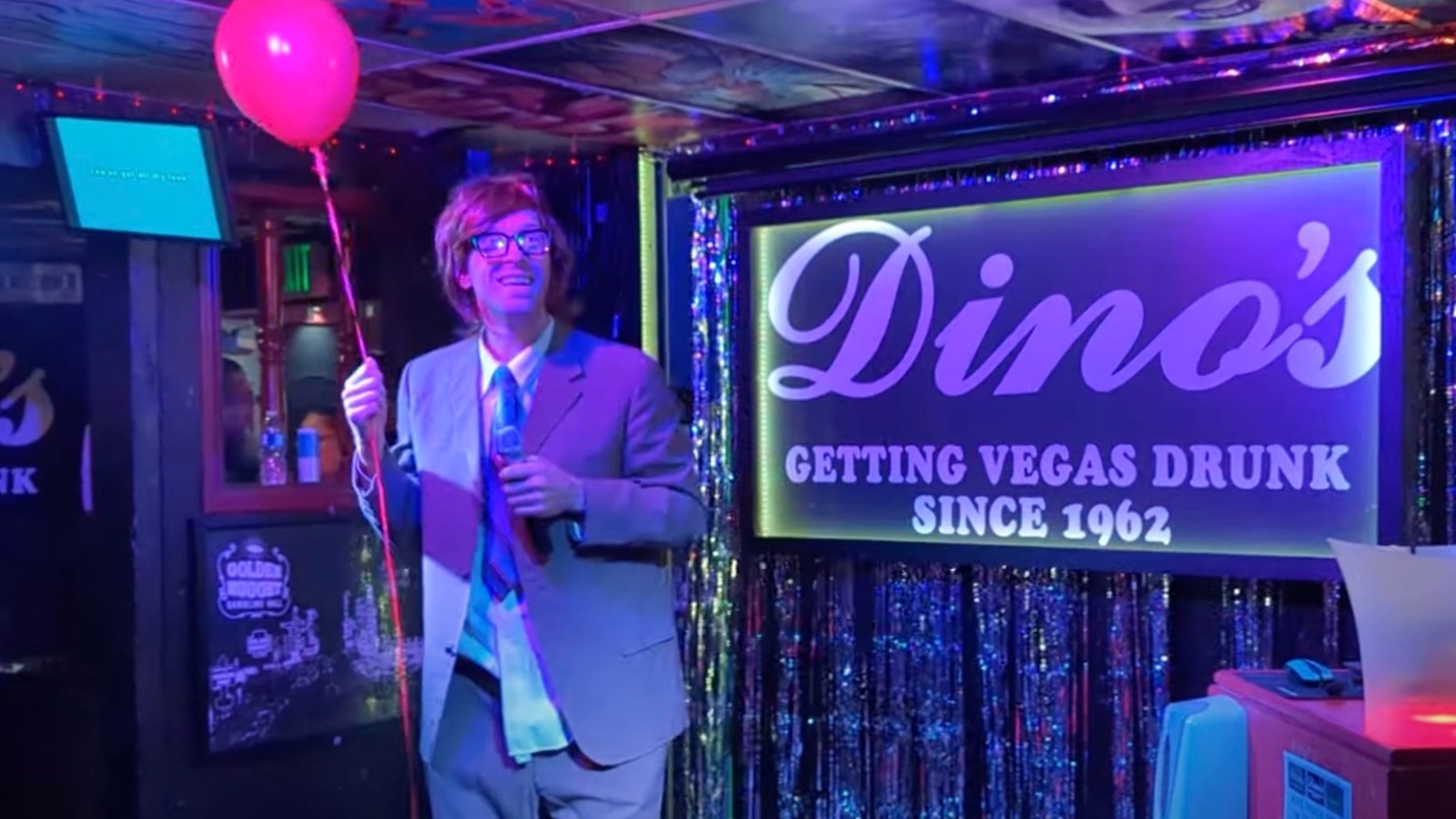 Chris Martin in disguise at Las Vegas karaoke bar