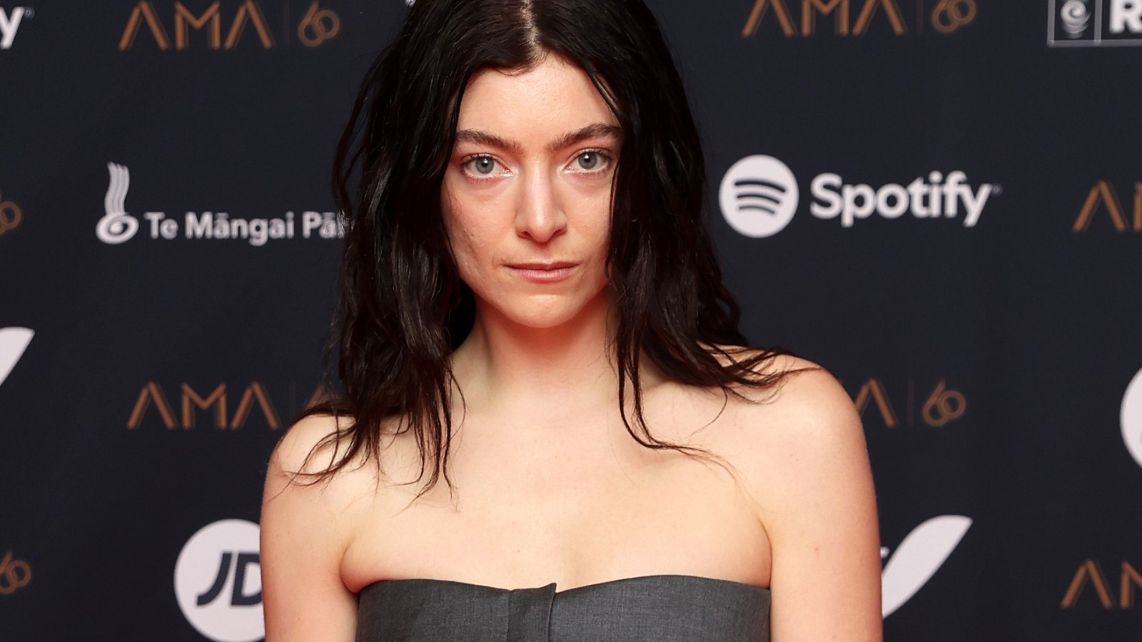 Lorde poses at the 2025 Aotearoa Music Awards