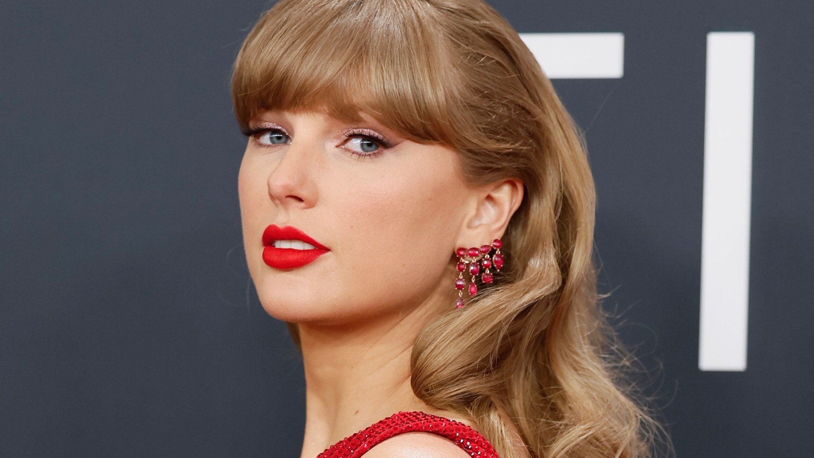 Taylor Swift poses at event