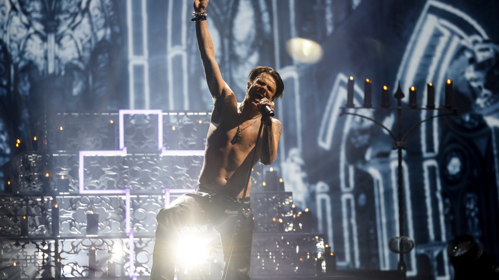 Yungblud performs during the 2025 VMAs