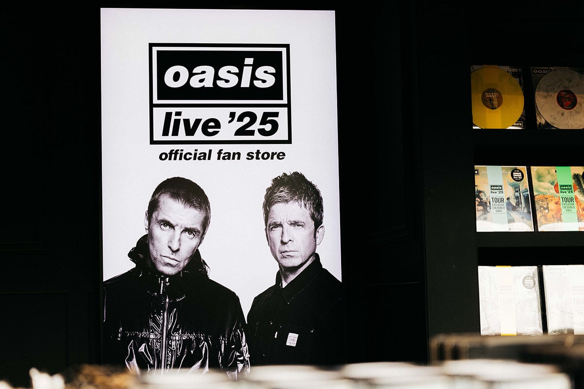 Oasis Live 25 fan store