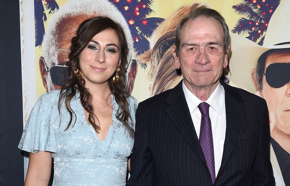 Tommy Lee Jones, Victoria