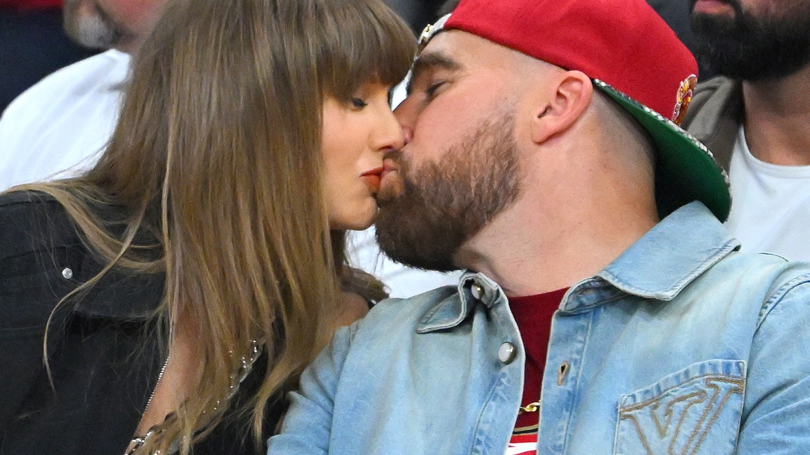 Taylor Swift and Travis Kelce kiss