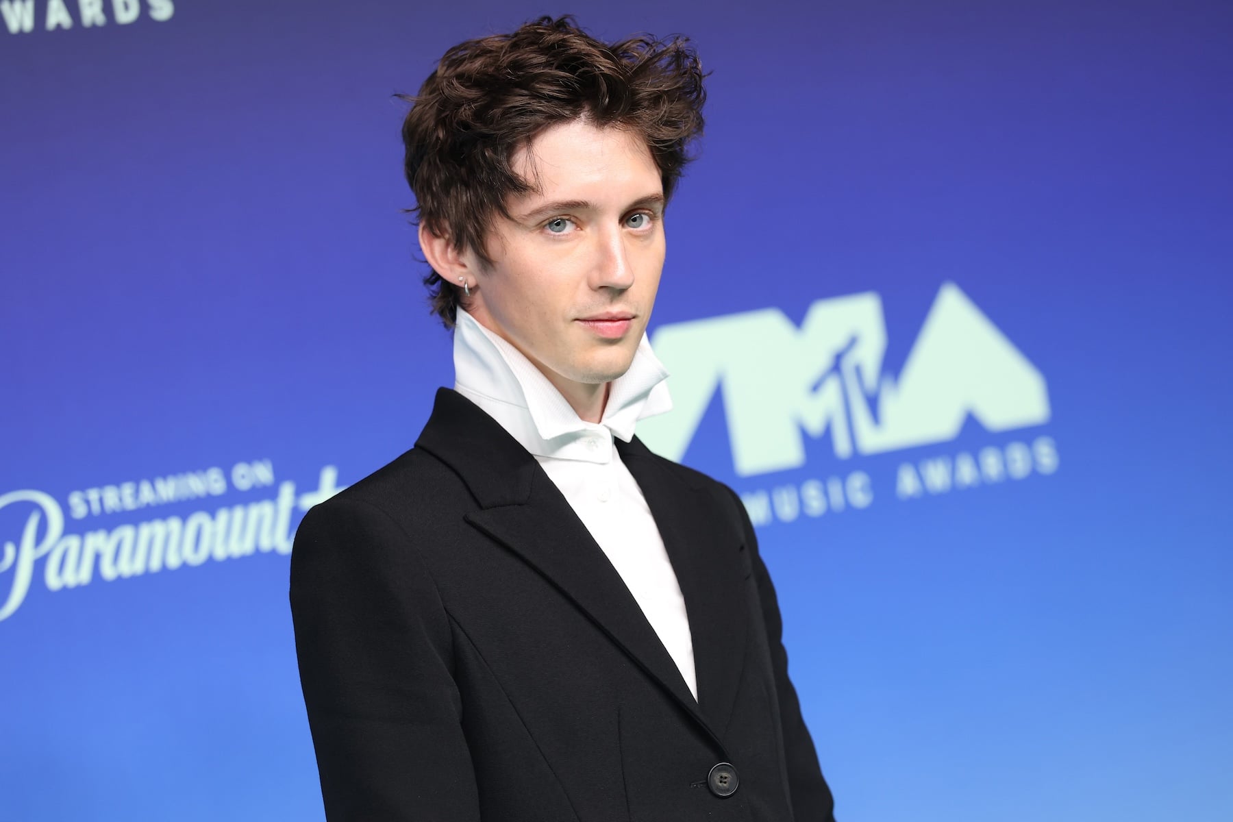 LOS ANGELES, CALIFORNIA - SEPTEMBER 27: Troye Sivan attends the 2026 MTV Video Music Awards (VMAs) at Peacock Theater on September 27, 2026 in Los Angeles, California. (Photo by Monica Schipper/WireImage)