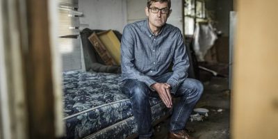 Louis Theroux on a bed