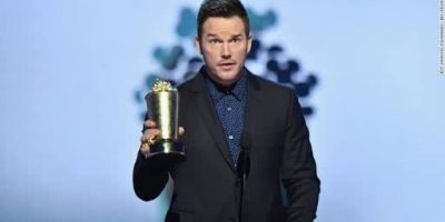 Chris Pratt holding MTV trophy