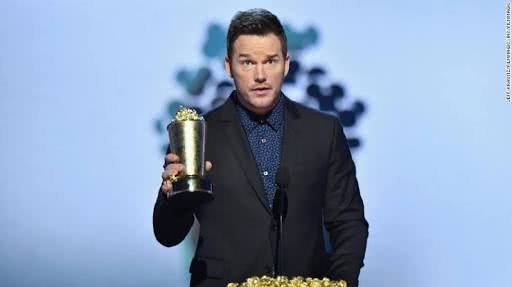 Chris Pratt holding MTV trophy