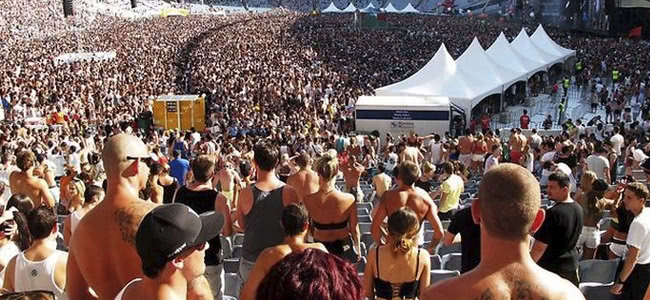 Panoramic photo of large crowd at a festival