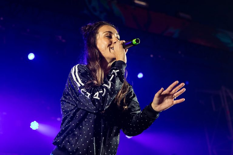 Amy Shark performing