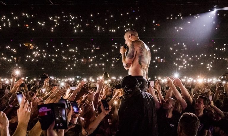 Linkin Park singer Chester Bennington performs for a large crowd