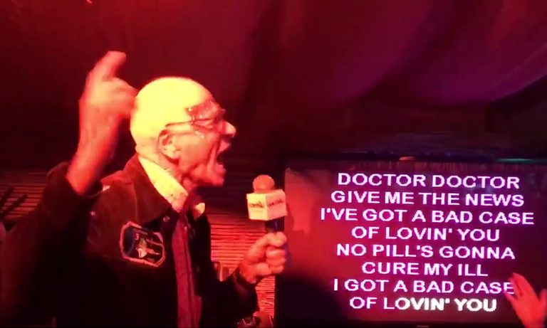Dr Karl sings karaoke at Splendour