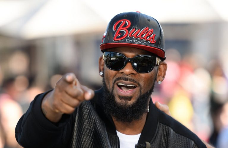 R Kelly points his finger