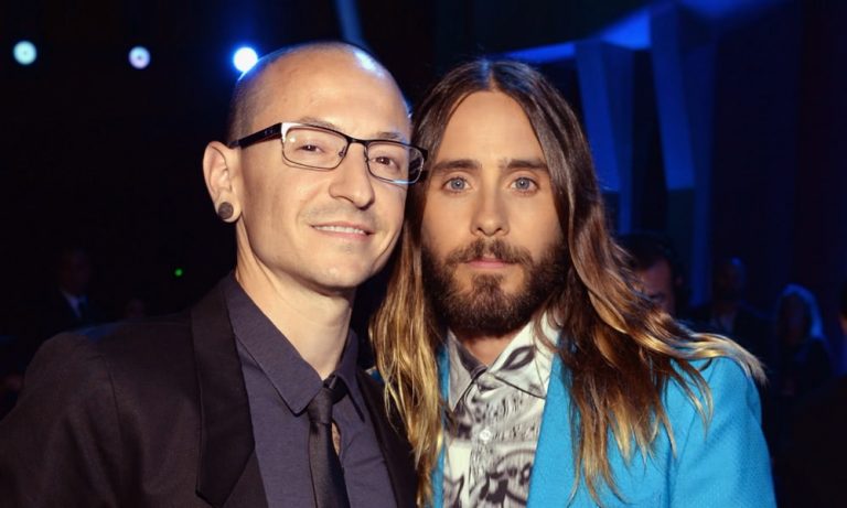 Chester Bennington and Jared Leto pose for a photo