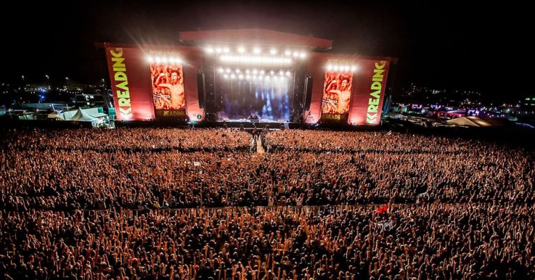 Image of the massive crowd at England's Reading Festival