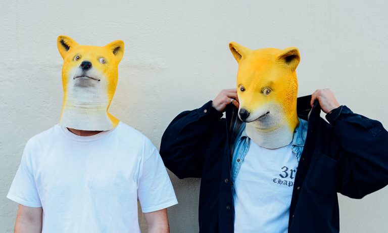 Rock duo Sophisticated Dingo in dingo masks