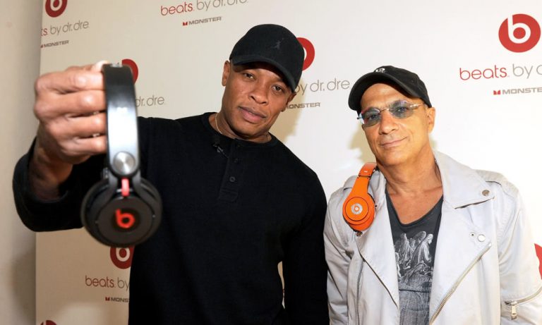 Dr Dre and Jimmy Iovine holding up Beats headphones