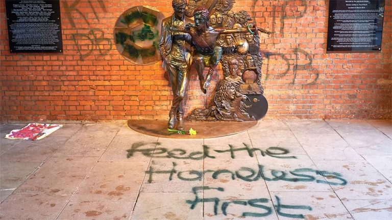 Image of the David Bowie statue in Aylesbury that was recently vandalised