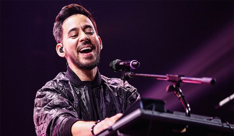 Linkin Park's Mike Shinoda performing live.