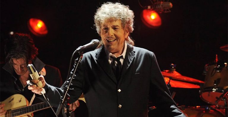 Image of Bob Dylan performing live
