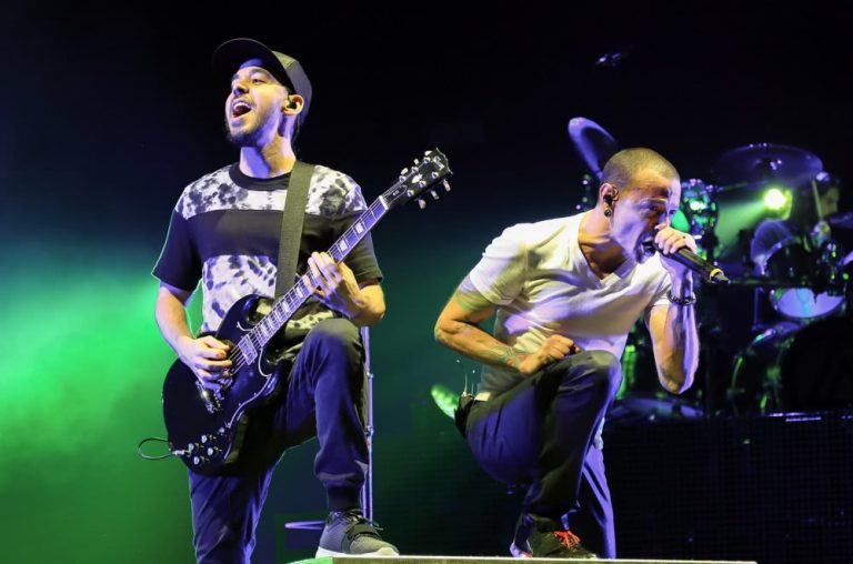Mike Shinoda and Chester Bennington performing with Linkin Park