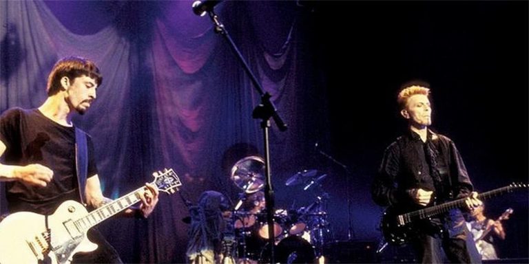Dave Grohl performing with David Bowie in 1997