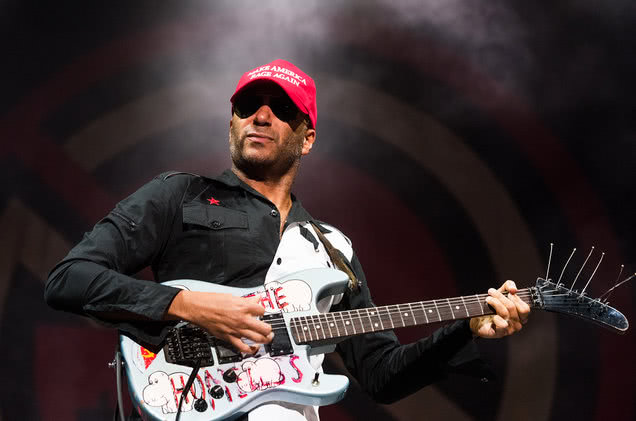 Tom Morello invites fan up onstage to play Bulls On Parade