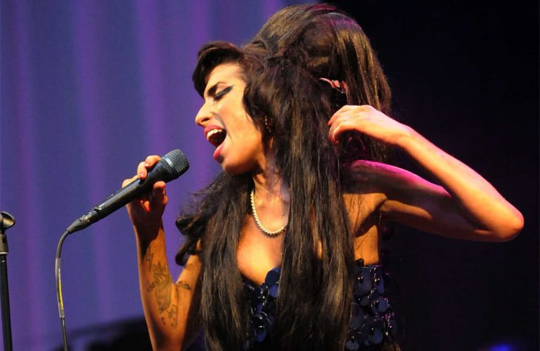 Amy Winehouse performing at Glastonbury 2008