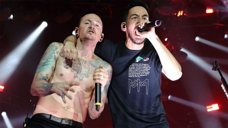 Mike Shinoda and Chester Bennington performing with Linkin Park