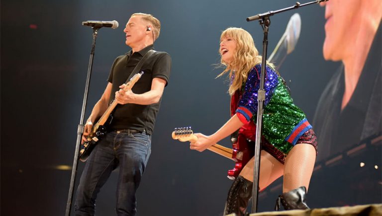 Bryan Adams and Taylor Swift performing live