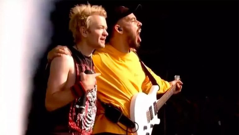 Image of Sum 41's Deryck Whibley with Linkin Park's Mike Shinoda