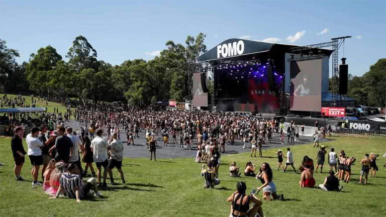 Image of the FOMO Festival crowd
