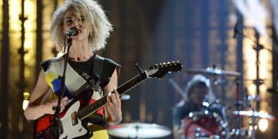St Vincent Performing “Lithium” With Nirvana At The Rock & Roll Hall Of Fame Induction