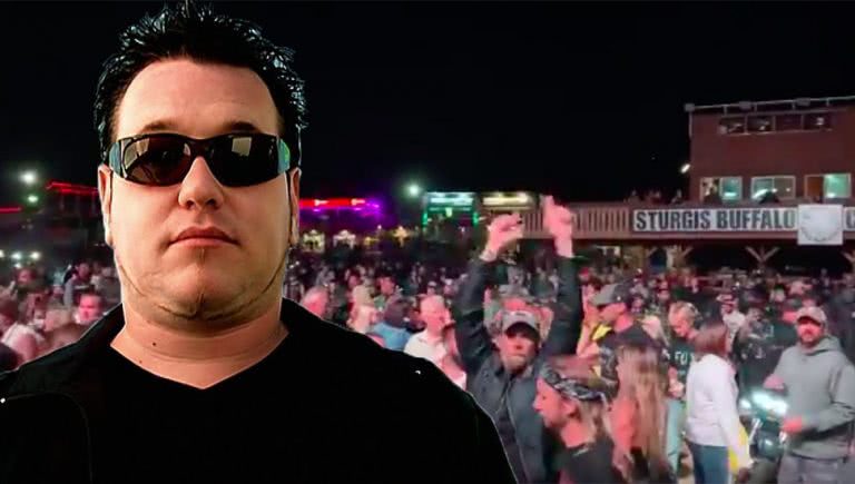 Photo of Smash Mouth singer over crowd