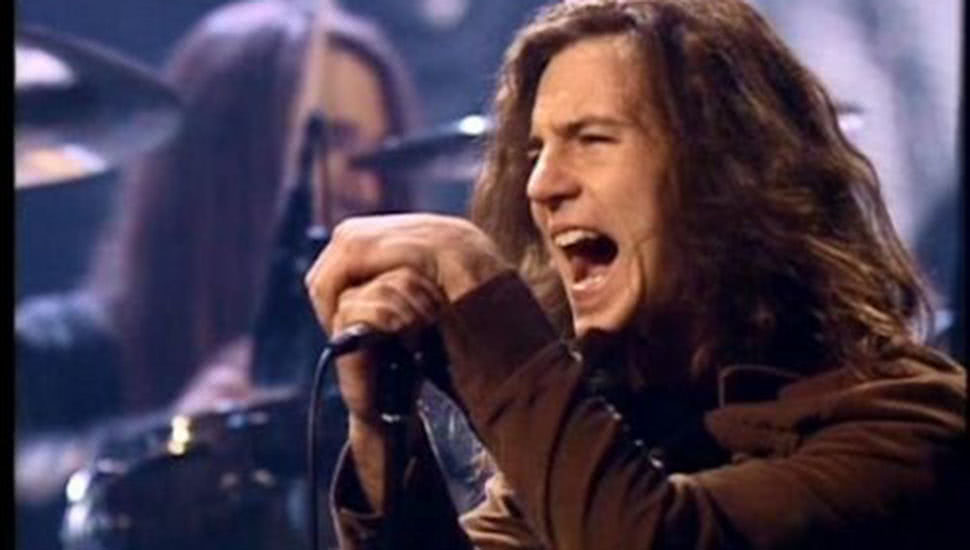 Pearl Jam's iconic 1992 'MTV Unplugged' live album is finally available to  stream