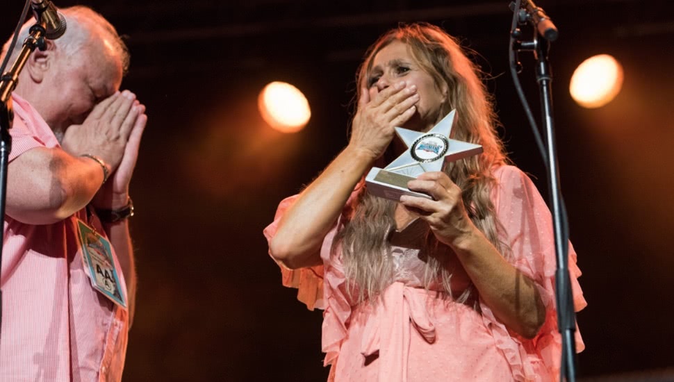 Peter Noble presents Kasey Chambers with Bluesfest ‘Star’ Award