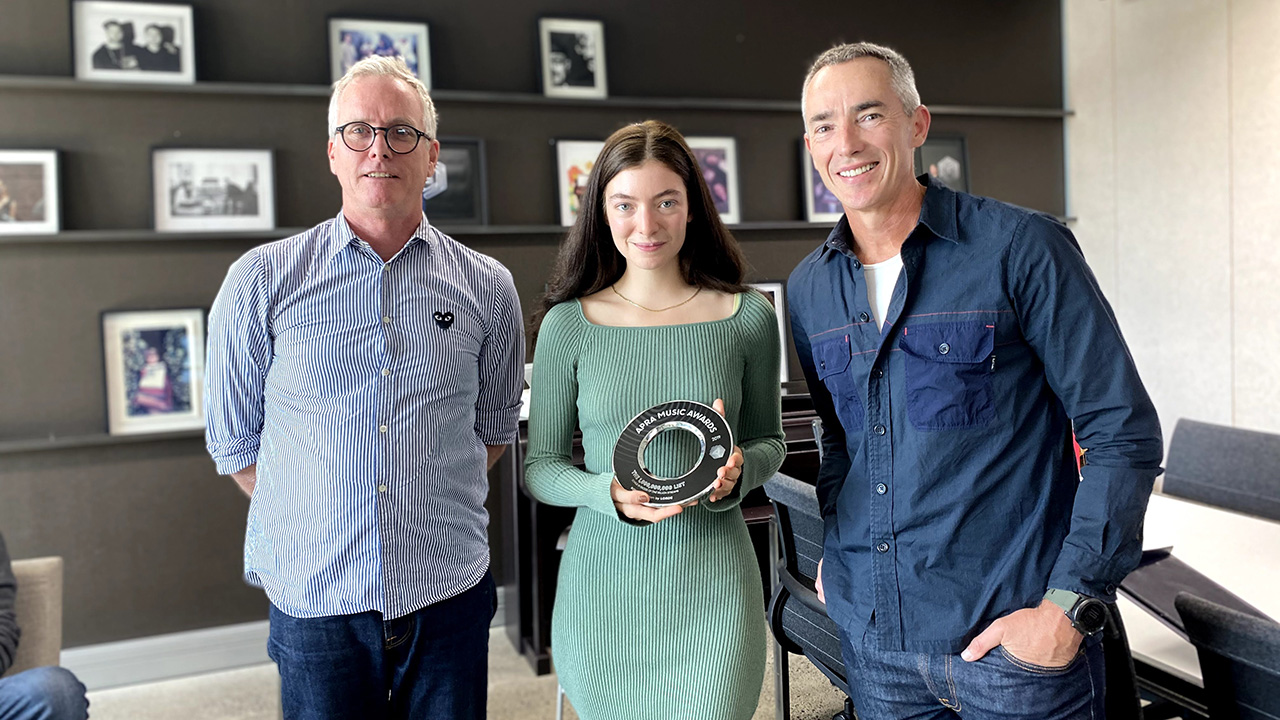 Lorde honoured for one billion streams of ‘Royals’