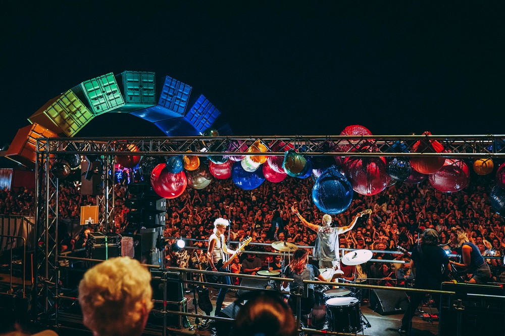 Bon Scott ‘Highway To Hell’ tribute draws 150,000 fans