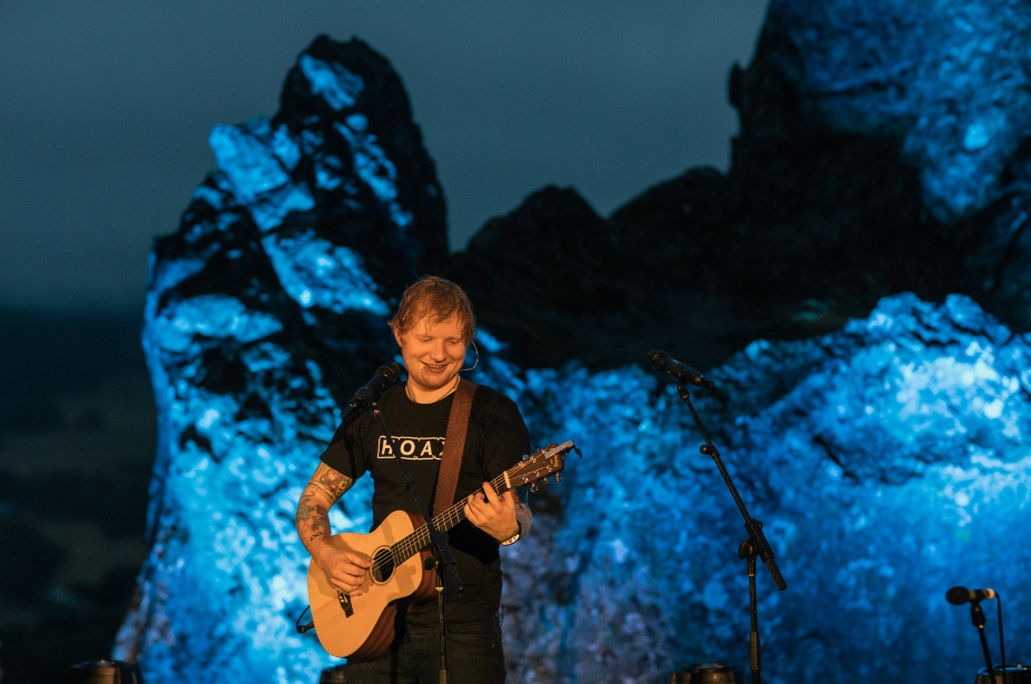 Ed Sheeran plays Hanging Rock