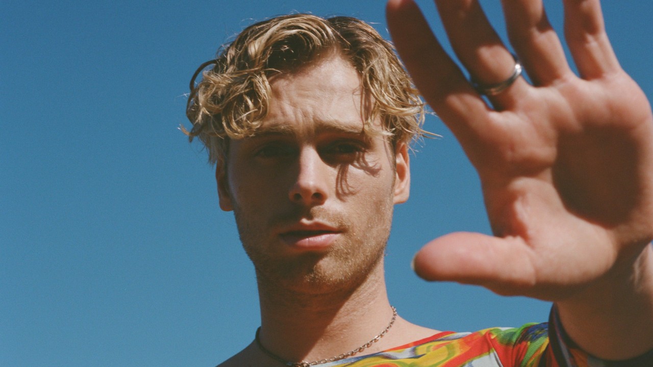 5SOS frontman Luke Hemmings debuts at #1 on ARIA Albums Chart with solo release