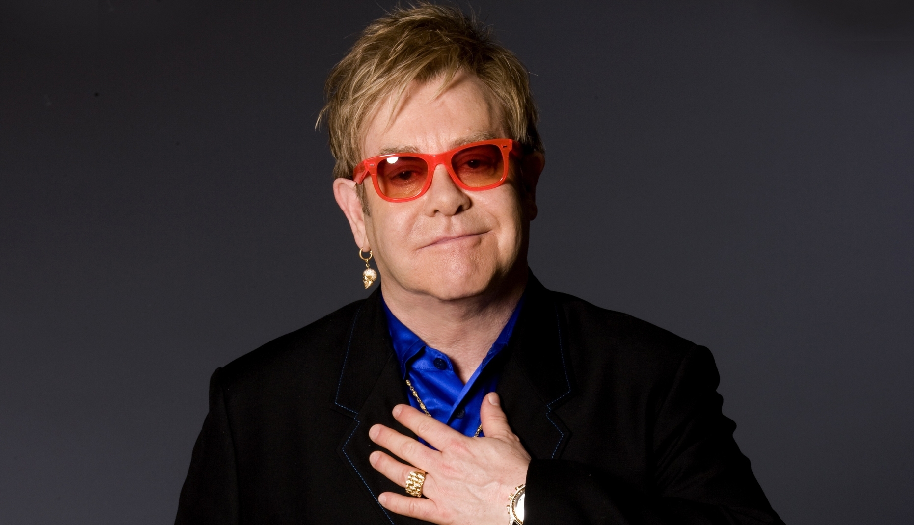 Elton John signs multi-faceted deal with Universal Music Group